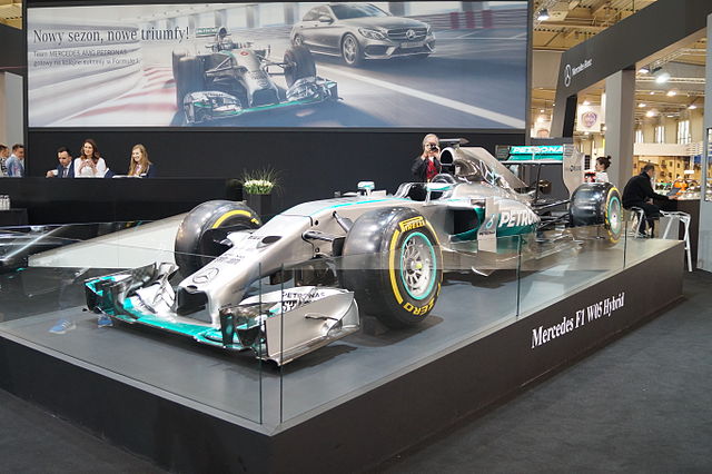 Russell y Mercedes Dominan en una Carrera Histórica