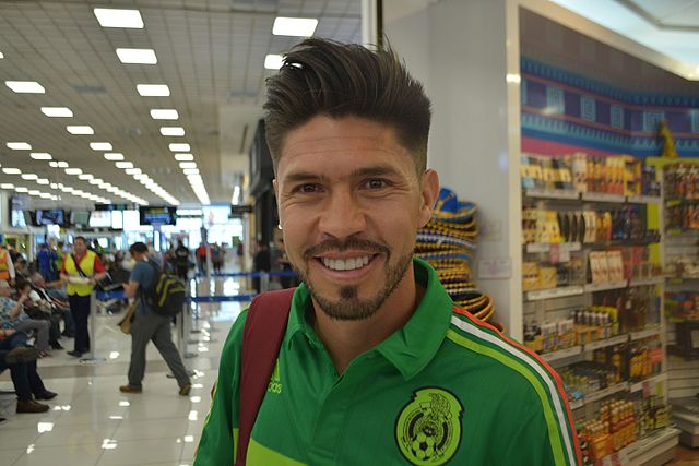 Oribe Peralta anota doblete y devuelve a México sobre Brasil en duelo de leyendas